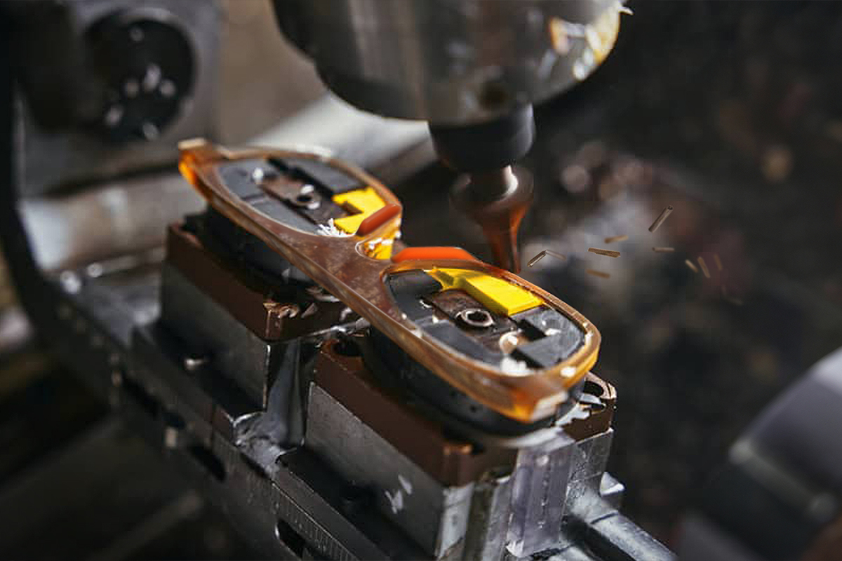 "CNC découpant une face de lunette avec précision"