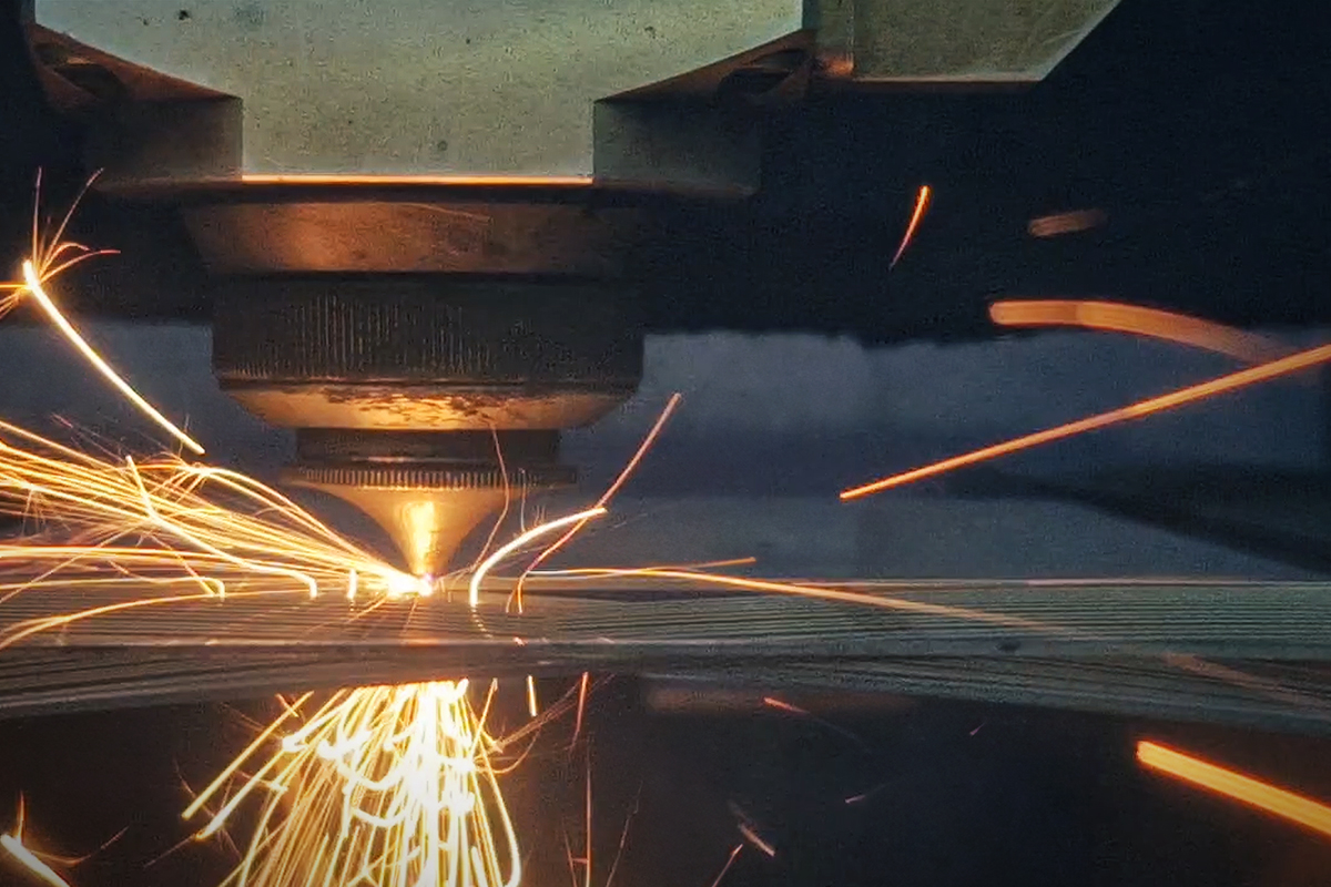 Laser decoupant les pieces de métal pour une précision au micron