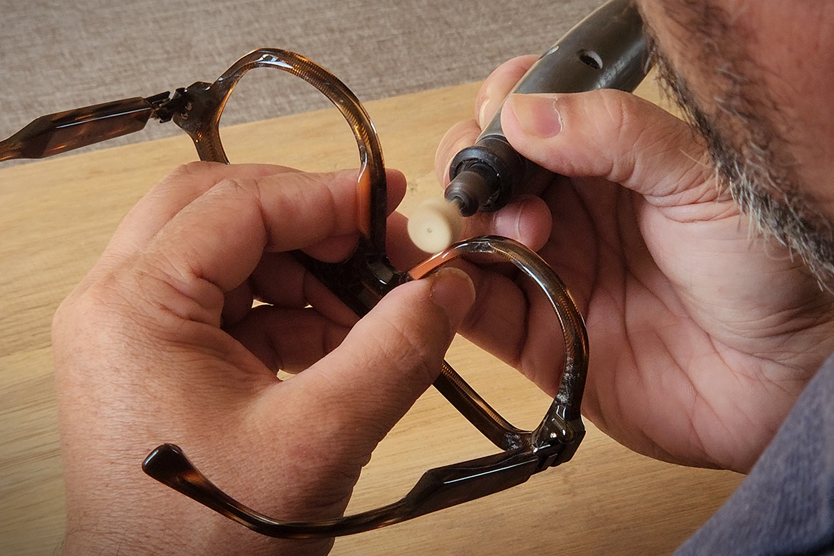 “Polissage artisanal d’une monture Lumenus”